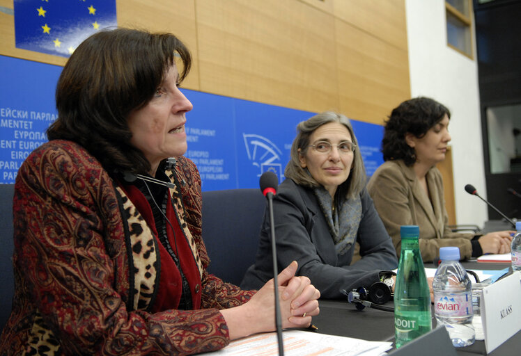 Fotogrāfija 1: Press conference on the situation of women in prison.