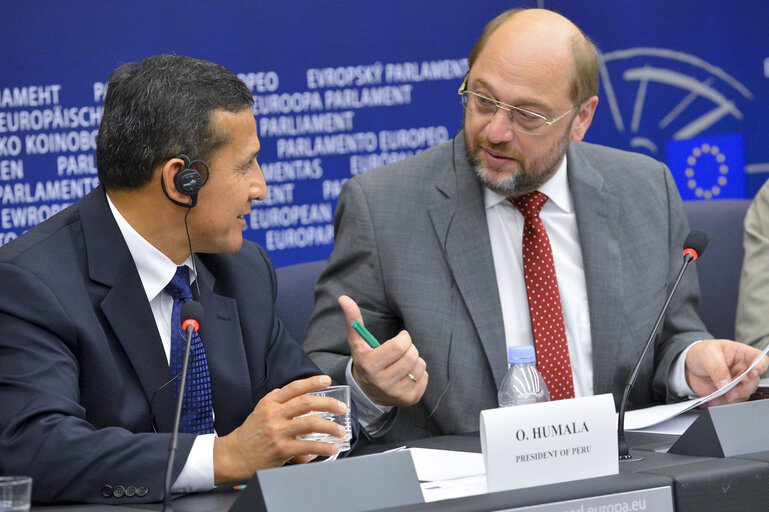 Foto 2: EP President holds a joint press conference with the President of Peru