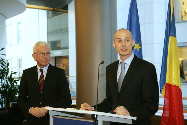 Valokuva 10: EP President and the Speaker of the Romanian Chamber of Deputies unveil the sculpture Equilibrium at the EP in Brussels.