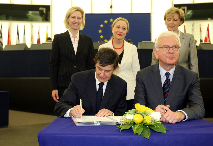 Fotagrafa 9: Formal signing of legislation on Galileo, Europe's Global Satellite Navigation System..