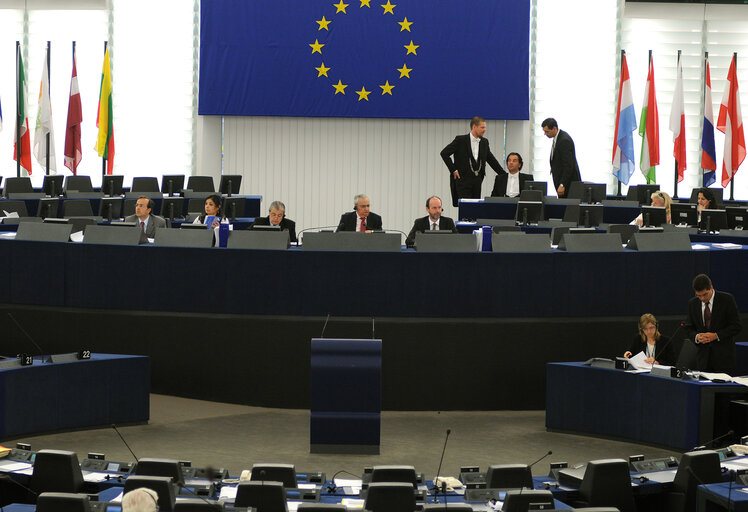 Fotografi 1: EP Vice-President Manuel Antonio dos SANTOS presides over a plenary session in Strasbourg