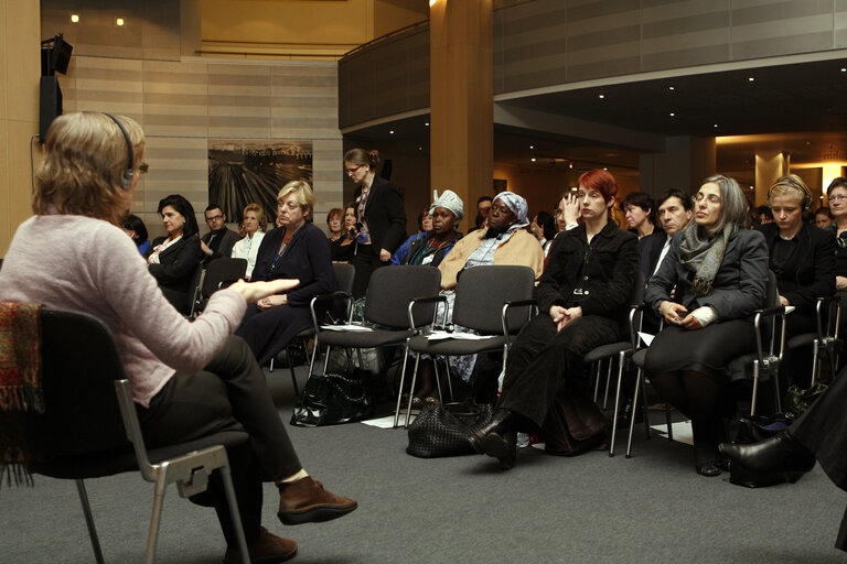 Fotografija 8: Meeting of the International Knowledge Network of Women in Politics (iKNOW Politics) with, amongst others, the Commissioner for Competition, the  Minister of Social Development, Family and Solidarity of Moroocco and the UNDP Director for Gender.