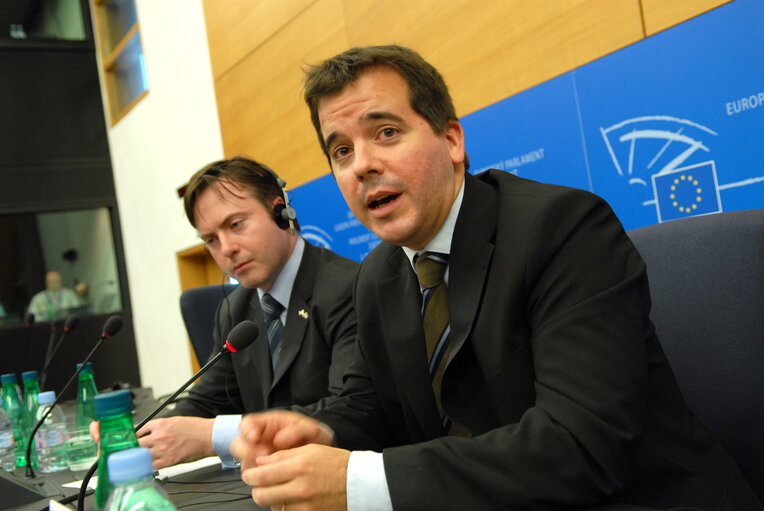 Foto 1: Press conference with Mikel IRUJO AMEZAGA at the EP in Strasbourg.