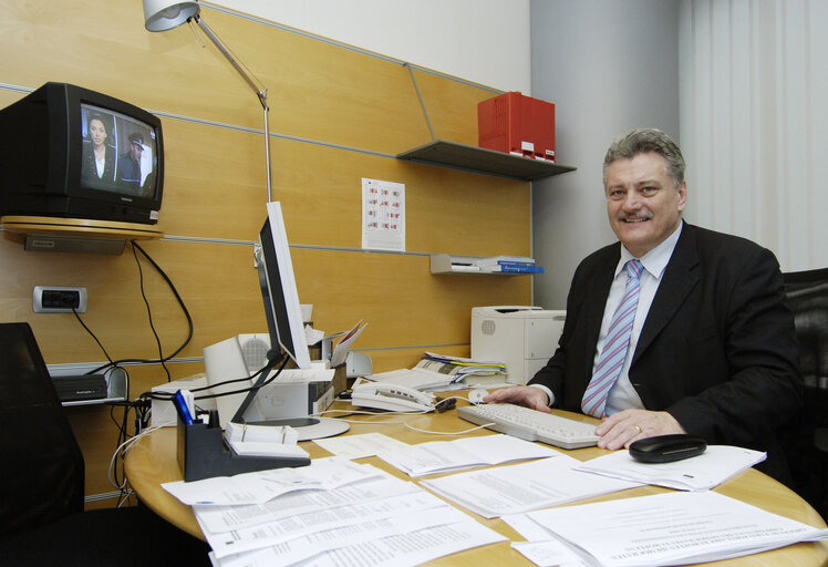 Fotografi 6: Nicolae Vlad POPA MEP in his office in the EP in Brussels