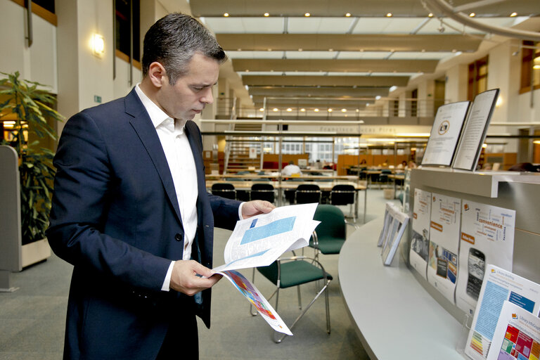 MEP Alexander ALVARO in the EP library in Brussels for the library's promotion