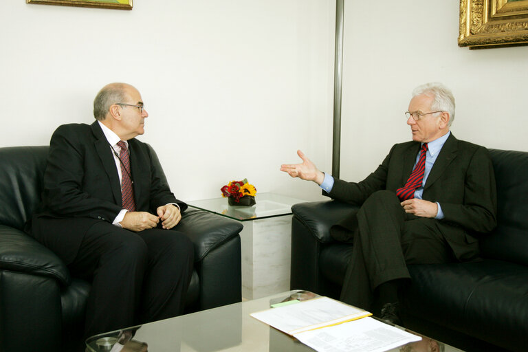 Foto 3: EP President meets with the President of the European Court of Justice.