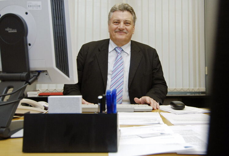 Fotografi 5: Nicolae Vlad POPA MEP in his office in the EP in Brussels