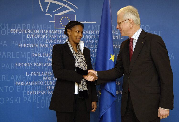 Fotografija 3: Hans Gert POETTERING - EP President meets with Ayaan HIRSI ALI, Dutch citizen under threat of death.