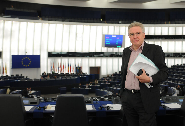 Fotografie 2: MEP Dirk STERCKX in the hemicycle in Strasbourg