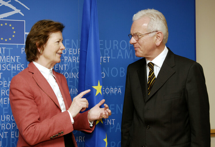 Fotogrāfija 2: Hans Gert POETTERING - EP President meets with Mary ROBINSON, former United Nations High Commissioner for Human Rights, in Brussels