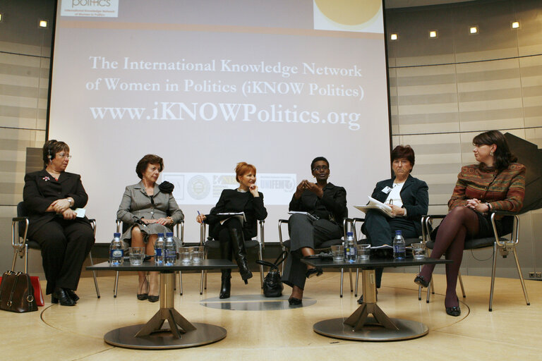 Fotografija 6: Meeting of the International Knowledge Network of Women in Politics (iKNOW Politics) with, amongst others, the Commissioner for Competition, the  Minister of Social Development, Family and Solidarity of Moroocco and the UNDP Director for Gender.