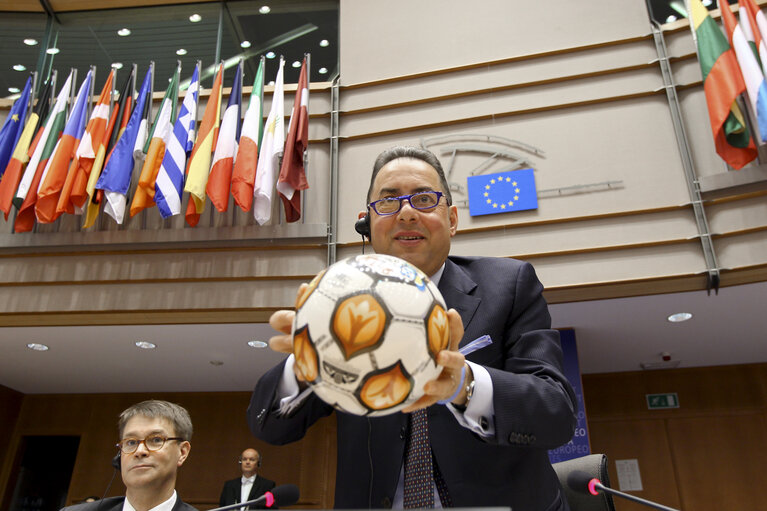 Foto 3: Plenary Session in Brussels - Week 19: Action of Polish MEPs Football European Cup 2012