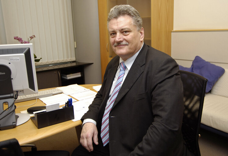 Valokuva 2: Nicolae Vlad POPA MEP in his office in the EP in Brussels