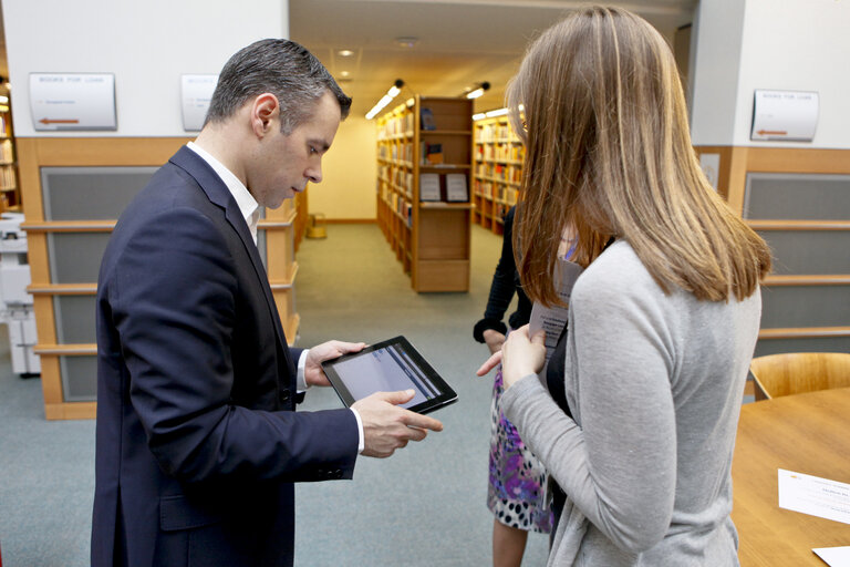 Fotografia 14: MEP Alexander ALVARO in the EP library in Brussels for the library's promotion