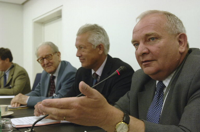 Valokuva 7: Joseph DAUL in a meeting at the EP in Brussels.