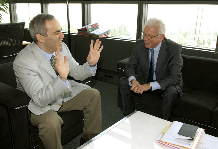 Nuotrauka 9: Hans-Gert POETTERING - EP President meets with Garry KASPAROV, leader of the United Civil Front of the Russian Federation