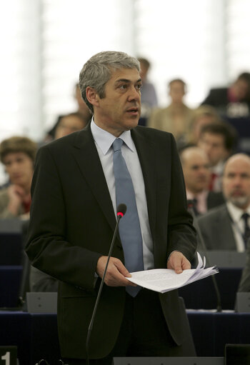 Photo 14: The Prime Minister of Portugal in plenary session in Strasbourg.