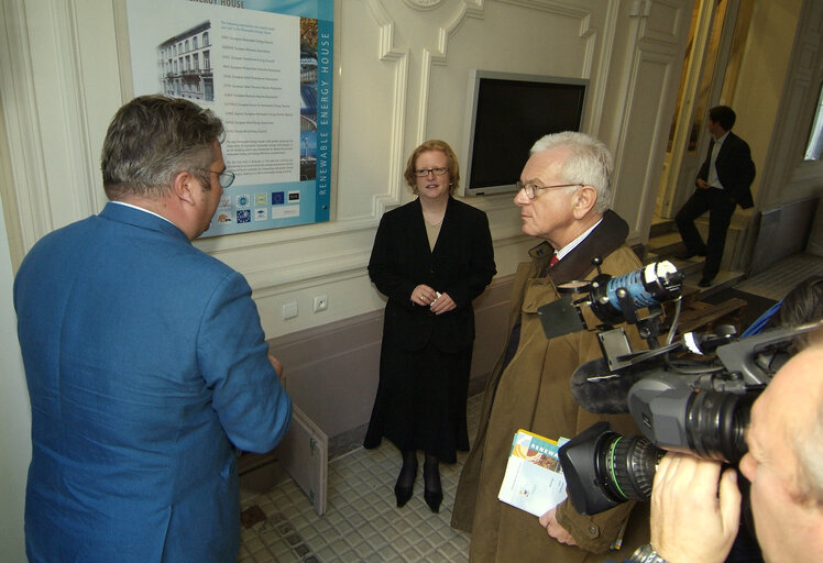 Fotografie 2: EP President visits the Renewable Energy House.