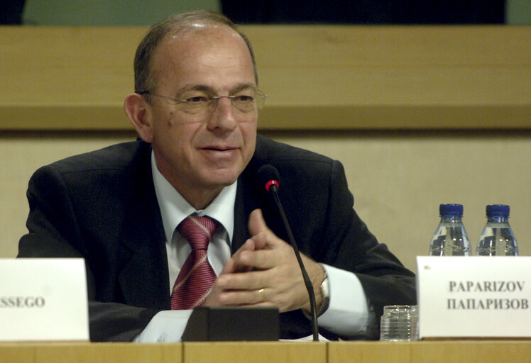 Foto 2: MEP Atanas PAPARIZOV holds a press conference in Brussels