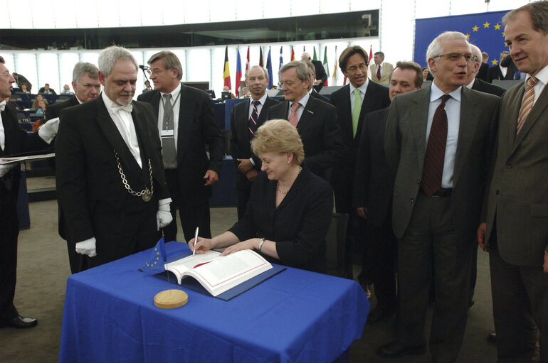 Foto 2: Signature of the new EU budget in presence of EP President, EC President and the Austrian Chancellor representing the EU Council