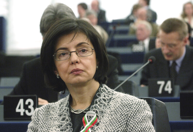 Fotogrāfija 4: European Commissioner for Consumer Protection Meglena KUNEVA attends a plenary session in Strasbourg