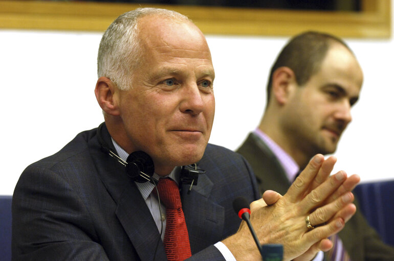 Valokuva 9: Michael CASHMAN in a meeting at the EP in Brussels.