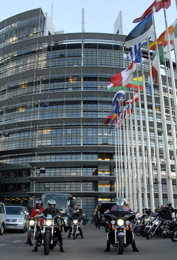 Photo 10 : MEPs on motorbikes at the EP in Strasbourg.