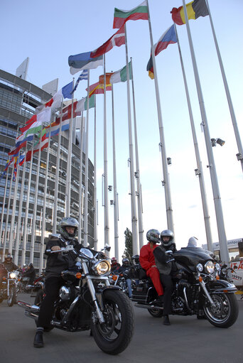 Photo 5 : MEPs on motorbikes at the EP in Strasbourg.