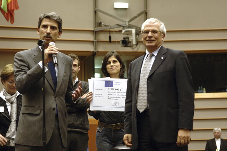 Fotografi 24: The EP and rockstar join forces to demand a ban on anti-personnel mines and to help victims of landmines.