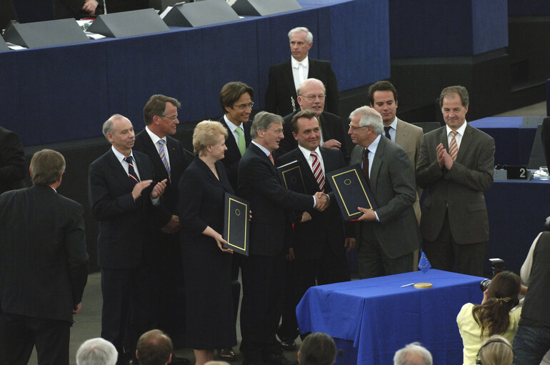 Foto 11: Signature of the new EU budget in presence of EP President, EC President and the Austrian Chancellor representing the EU Council