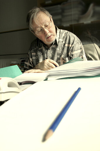 Fotogrāfija 2: Vytautas LANDSBERGIS  in his office at the EP in Brussels.