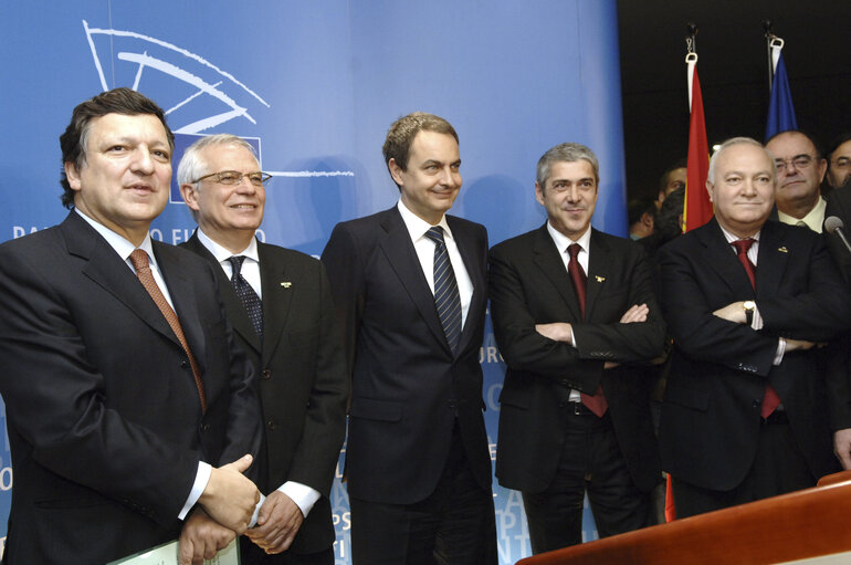 Fotografia 6: Opening of an exhibition commemorating the 20th anniversary of the accession of Spain and Portugal to the EU.