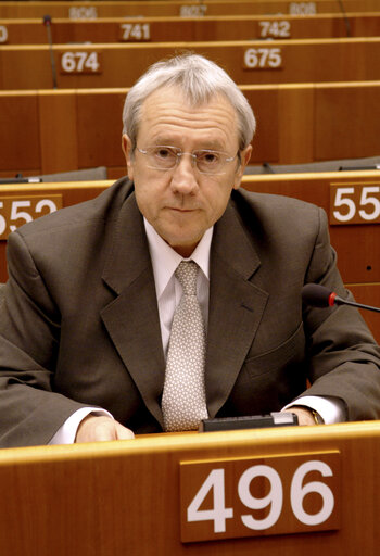 Fotografie 4: MEP Thierry CORNILLET attends a plenary session in Brussels