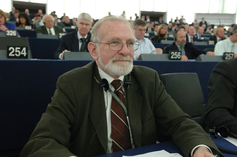 Fotografie 2: MEP Bronislaw GEREMEK attends a plenary session in Strasbourg