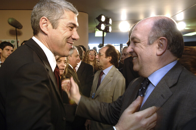 Fotografia 8: Opening of an exhibition commemorating the 20th anniversary of the accession of Spain and Portugal to the EU.