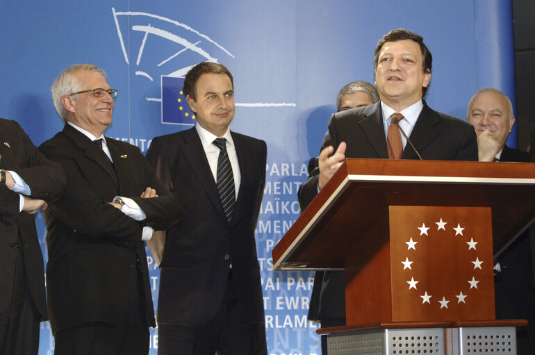 Foto 21: Opening of an exhibition commemorating the 20th anniversary of the accession of Spain and Portugal to the EU.