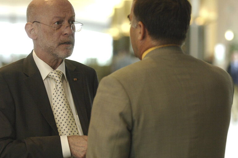 Foto 6: Portrait of MEP Horst POSDORF in Brussels