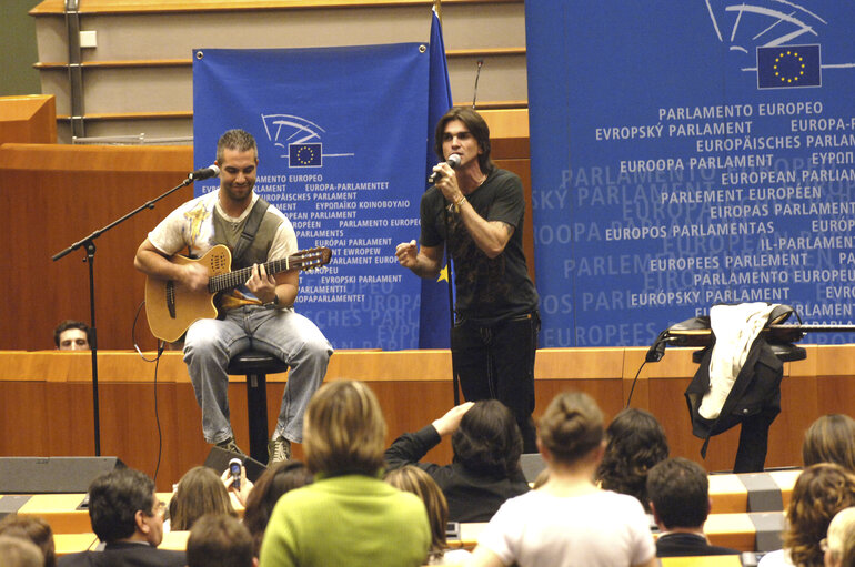 The EP and rockstar join forces to demand a ban on anti-personnel mines and to help victims of landmines.