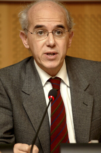 Fotografija 7: Vittorio AGNOLETTO in a meeting at the EP in Brussels.