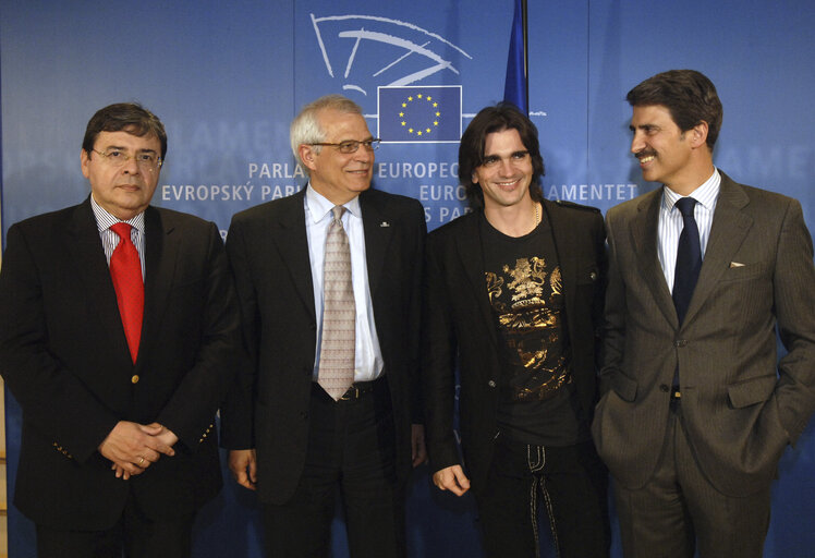 Φωτογραφία 4: The EP and rockstar join forces to demand a ban on anti-personnel mines and to help victims of landmines.