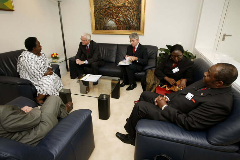 Fotografija 1: Hans Gert POETTERING - EP President meets with Gertrude MONGELLA, President of the Pan-African Parliament.