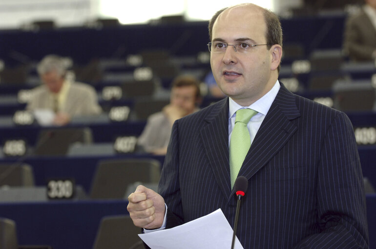 Valokuva 2: MEP Konstantinos HATZIDAKIS speaks in plenary session in Strasbourg