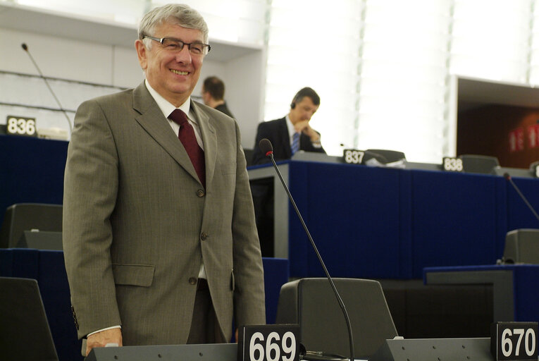 Fotogrāfija 1: Mieczyslaw Edmund JANOWSKI in plenary session in Strasbourg.