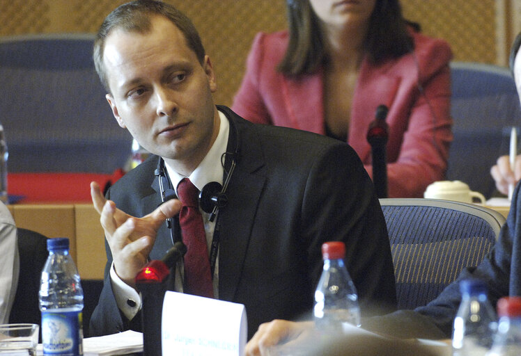 Fotogrāfija 2: Holger KRAHMER in a meeting at the EP in Brussels.