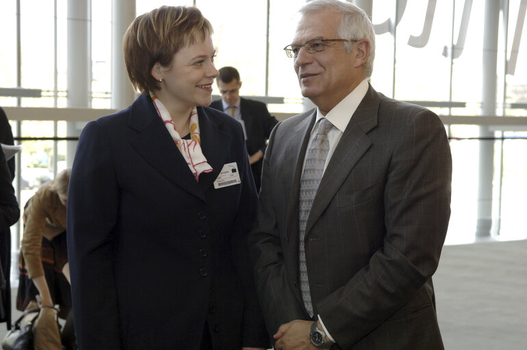 Official signature of the legislative text 'European Capital of Culture', with Finnish Minister of Culture in Strasbourg