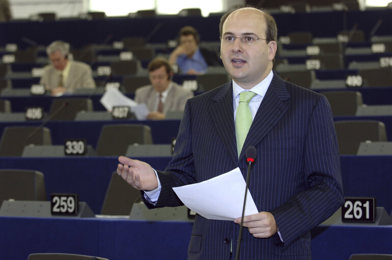 Valokuva 3: MEP Konstantinos HATZIDAKIS speaks in plenary session in Strasbourg