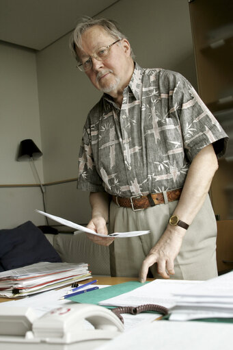 Fotogrāfija 6: Vytautas LANDSBERGIS  in his office at the EP in Brussels.