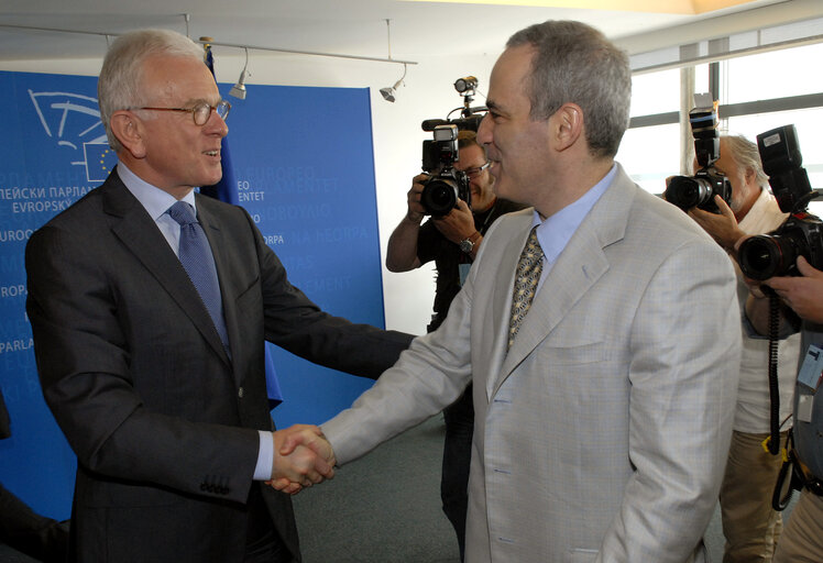 Nuotrauka 15: Hans-Gert POETTERING - EP President meets with Garry KASPAROV, leader of the United Civil Front of the Russian Federation