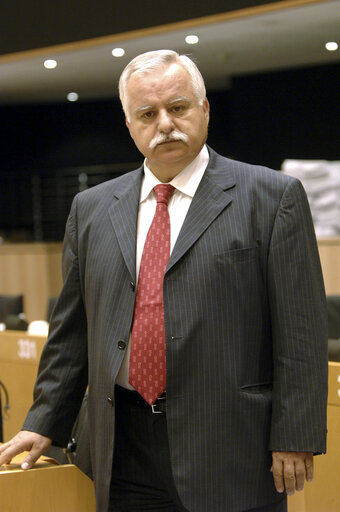 Fotografia 4: Portrait of MEP Ioannis GKLAVAKIS in Brussels