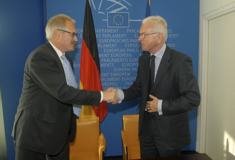 Fotó 1: EP President and Gunter GLOSER, German Minister of State for Europe, sign a legislative act (LEX signing)